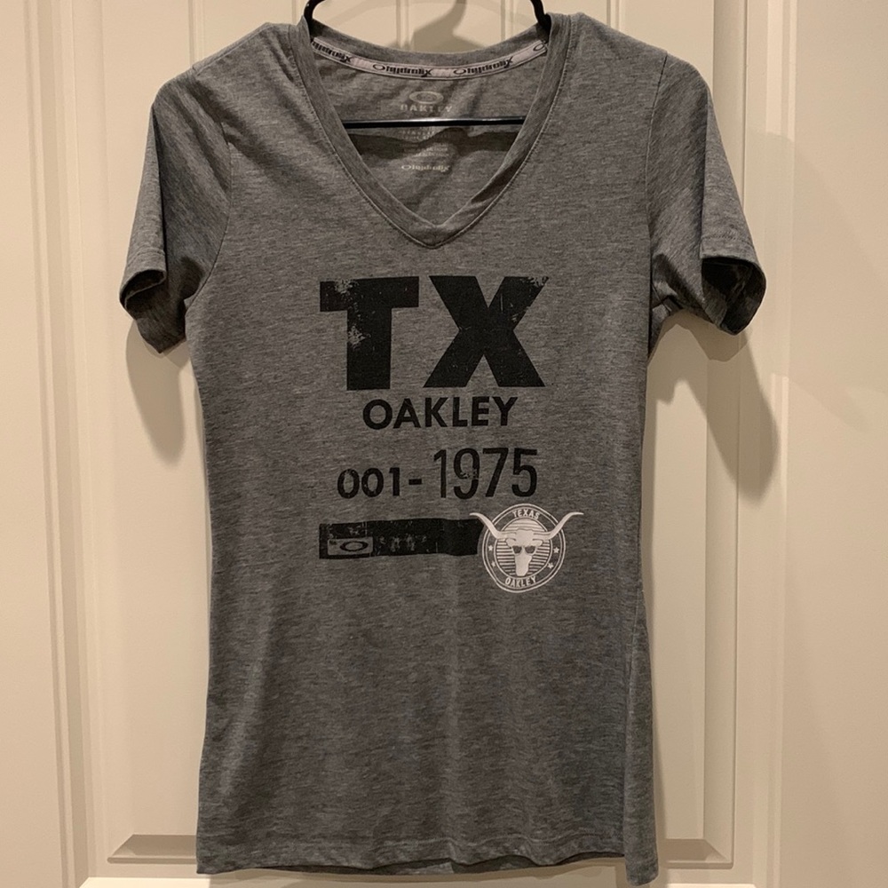 XS Oakley T-shirt
